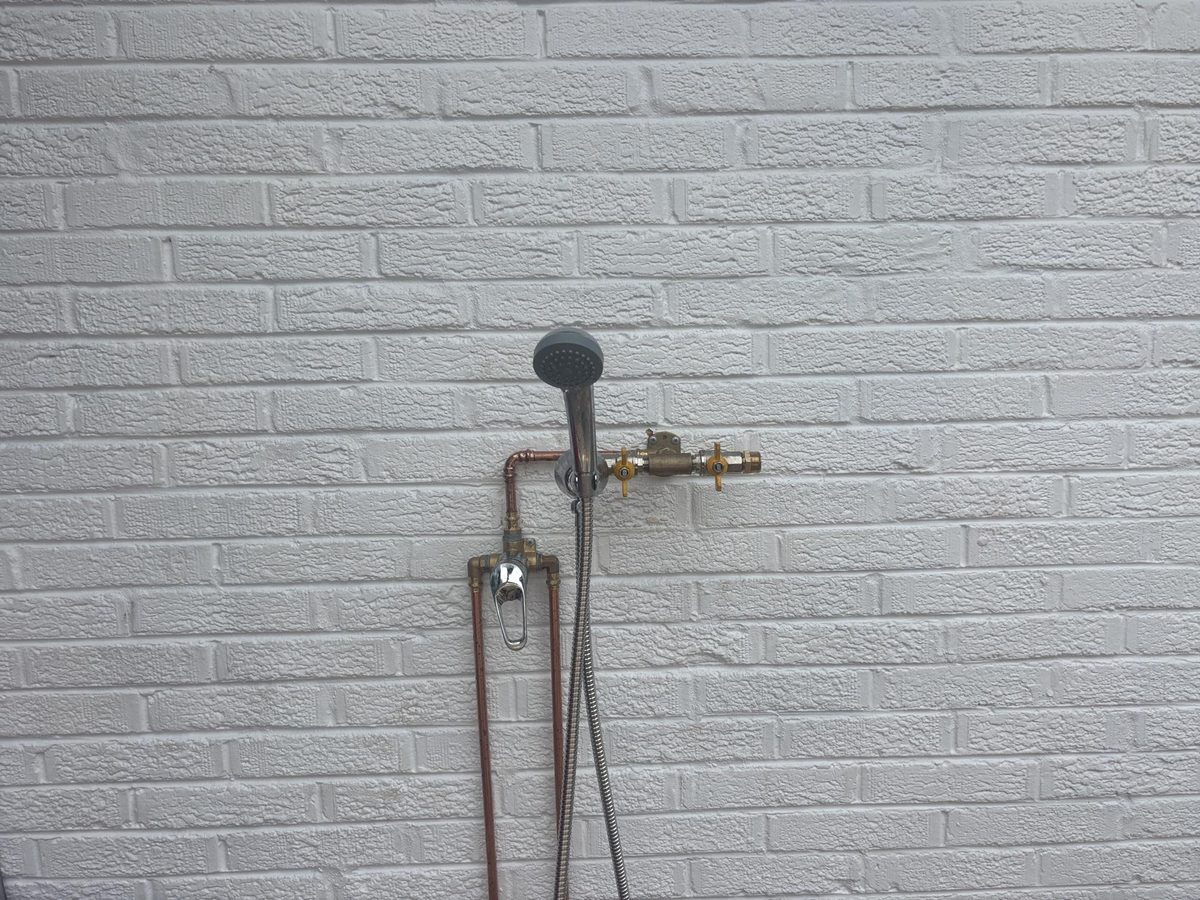 Indoor shower mixer fitted with a brass tee as a diverter