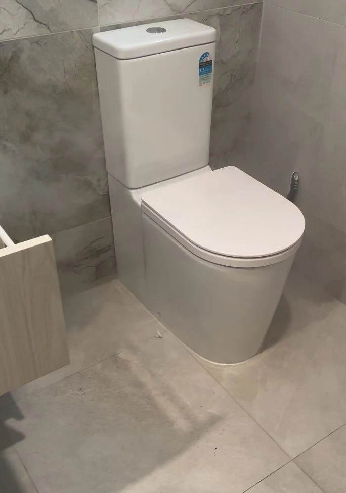 Toilet cistern with a concealed top or rear water inlet and no external hose