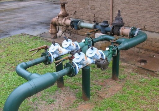 Backflow prevention containment device with RPZ valves installed on site
